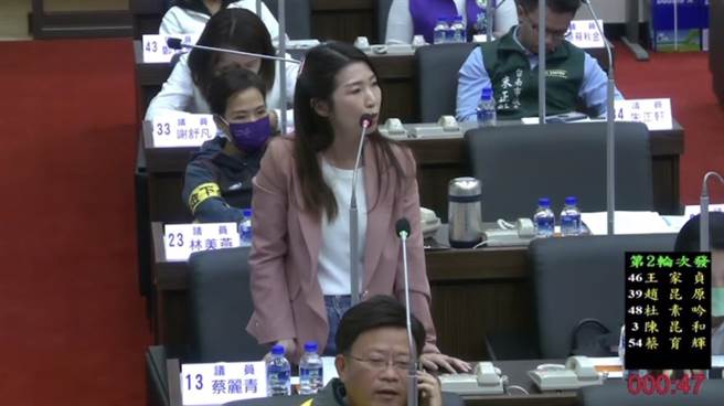 民进党议员蔡丽青不满国民党团吵闹不休，要求尽快开会审法案。（摘自台南市议会直播／张毓翎台南传真）