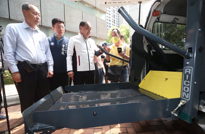 新北市社会局21日举办「身障者持爱心卡搭捷运可扣点发布暨文杰建设、川方企业捐赠復康巴士」记者会，侯友宜市长（右二）出席并巡视復康巴士操作。（陈怡诚摄)