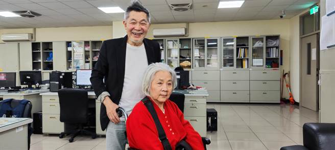 柏杨遗孀张香华与徐姓友人。（谢明俊摄）