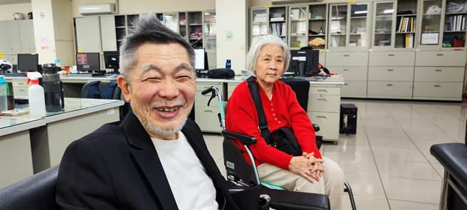 柏杨遗孀张香华与徐姓友人（谢明俊摄）