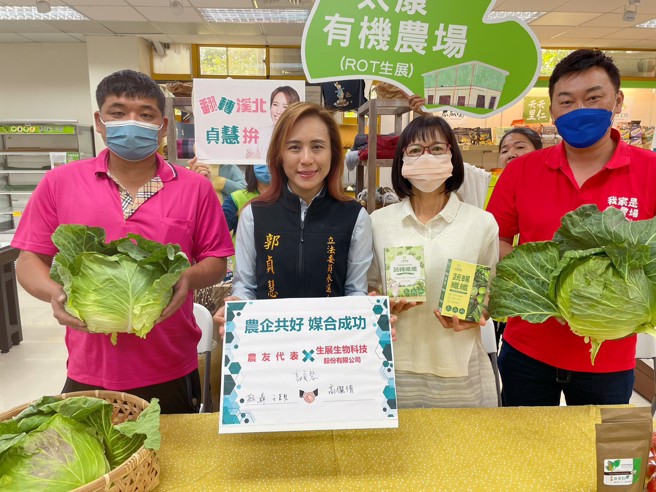 民进党立法委员参选人郭贞慧主动媒合台湾「生展生技公司」，推动生技产业与高丽菜农契作，将高丽菜提炼为蔬菜酵素，创造更大产值。(戴志扬翻摄)