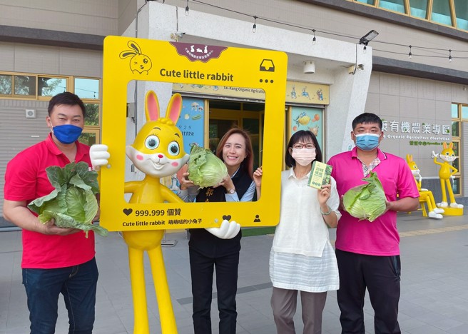 民进党立法委员参选人郭贞慧主动媒合台湾「生展生技公司」，推动生技产业与高丽菜农契作，将高丽菜提炼为蔬菜酵素，创造更大产值。(戴志扬翻摄)