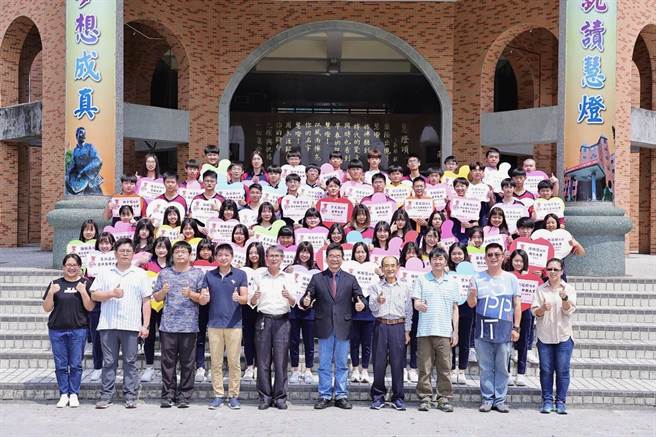 繁星推荐入学今天放榜，慧灯中学有59人通过、录取，其中近半录取国立大学。（慧灯中学提供／李忠一宜兰传真）