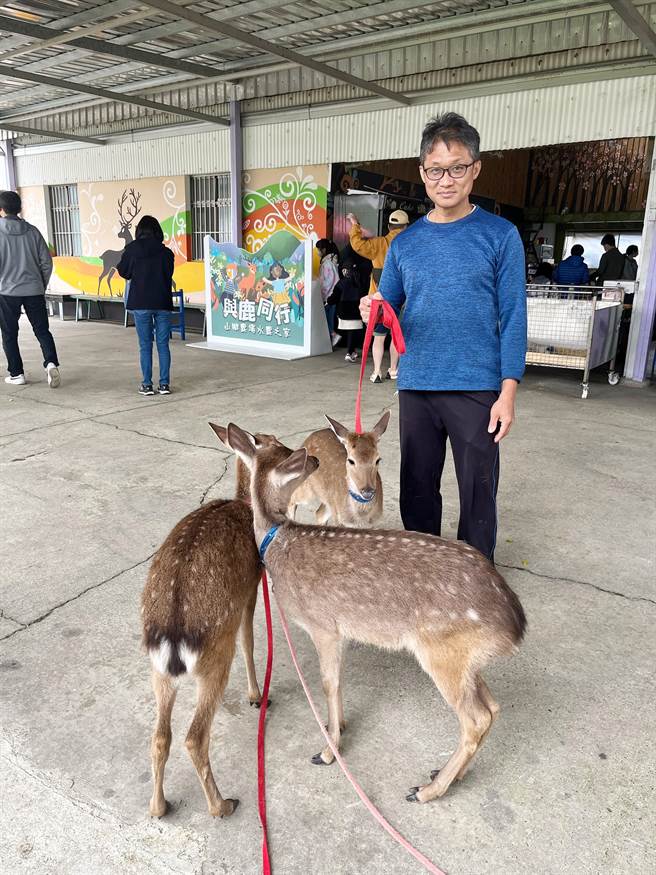 山脚鹿场水鹿之家二代园主郑文彬从父亲手上接下鹿场工作。（陈梦茹摄）