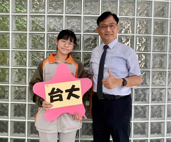 暨大附中学生赖姵汝透过「大学繁星推荐」录取台湾大学政治学系，未来想当外交官。（暨大附中提供／杨静茹南投传真）