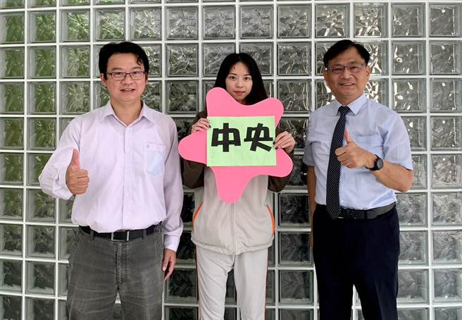 暨大教授陈谷汎的女儿陈映妤，录取中央大学英美语文学系，盼将来在外商公司大展身手。（暨大附中提供／杨静茹南投传真）