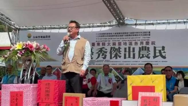 台东县府团队将于明天赴大陆说明凤梨释迦检疫规范，盼重启大陆市场，却传遭中央阻挡，赖坤成上台炮轰中央「农委会这样阻挡，很不以为然！」（蔡旻妤摄）