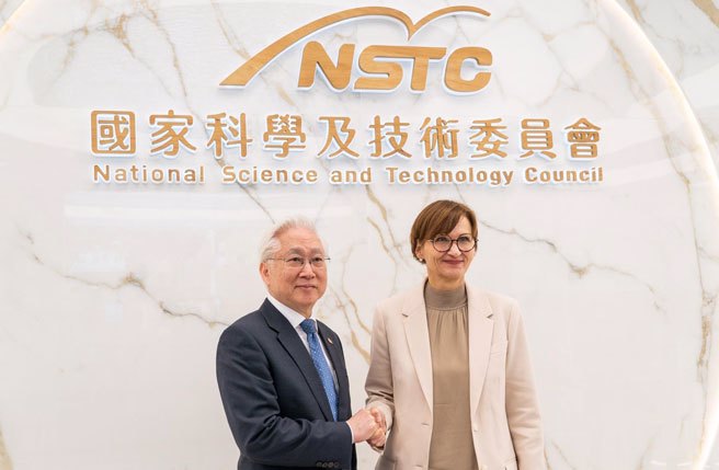 德国教育研究部部长史塔克－瓦特辛格(右)于今(21)日上午拜会国科会会主委吴政忠(左)，并签署「台德科学及技术合作协议」。（国科会提供）