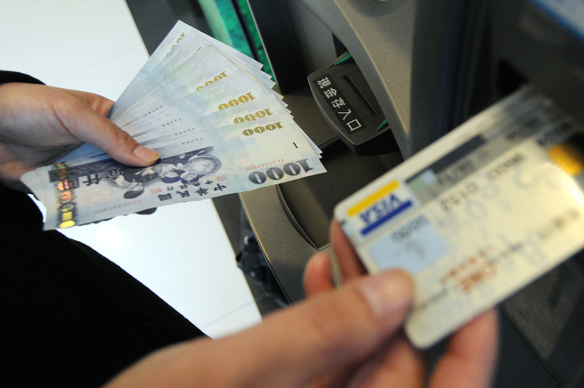 普发现金6000元的领取方式共5种，包括ATM领现。（资料照,黄世麒摄）