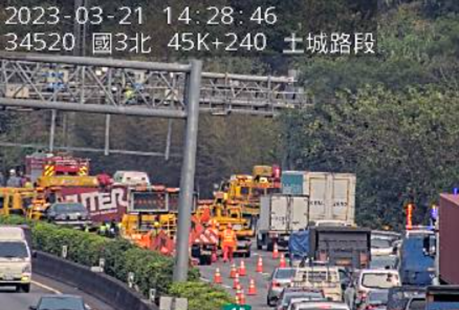 国3北上土城段「5车追撞」，小货车翻覆，紫爆回堵5km。(翻摄高速公路1968)
