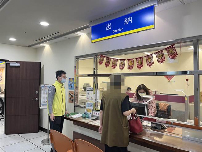刘女亲自到新北分署办理分期缴纳罚锾。（新北分署提供）