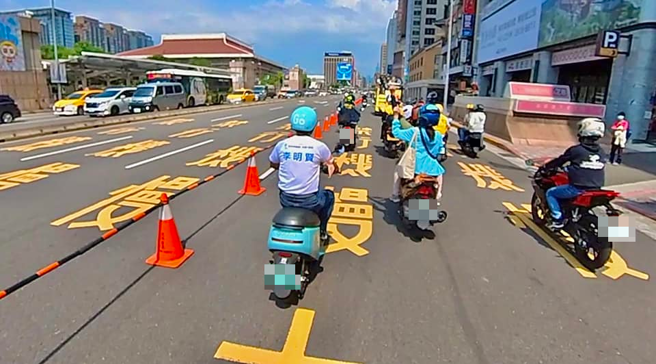 北市忠孝西路開放機車通行已滿3個月，台北市議員李明賢透露車禍案件數逐月減少，且僅1起車禍與機車有關，還不是發生在機車可通行的時段。（圖／翻攝自李明賢臉書）