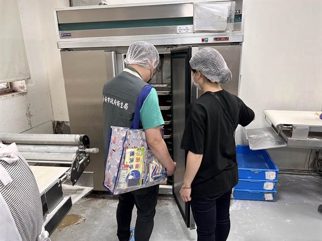 忠义国小学生今天清晨参加祭孔活动，有6人出现身体不适症状，4人送医，卫生局已将麵包餐盒检体送验。(台南市卫生局提供／曹婷婷台南传真)