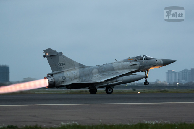 幻象2000战机升空拦截。（军闻社提供）