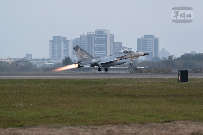 IDF战机点燃后燃器短场起飞。（军闻社提供）