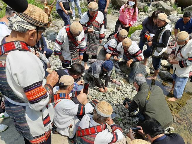 苗栗县泰安乡公所20日举行传统泰雅族祈雨祭典。（泰安乡公所提供／谢明俊苗栗传真）