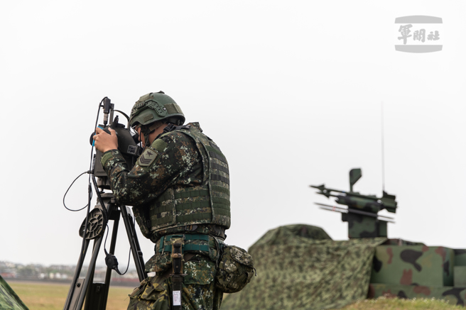 车载剑一飞弹实施基地防空任务。（军闻社提供）