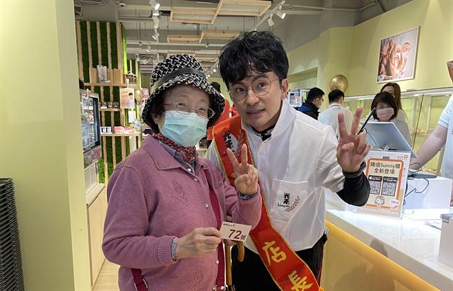 唐從聖（右）今帶媽媽到市集搶雞蛋。（池宗玲攝）