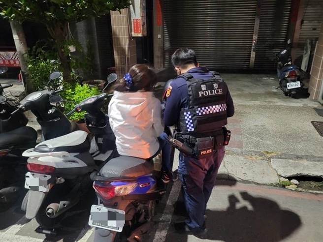 女子遭假交友诈骗，员警到场霸气反呛并封锁对方。（翻摄照片／崔正纲高雄传真）