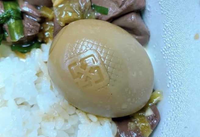 网友分享亲身体验，滷蛋上面竟印有「资源回收」标志。（翻摄爆废公社二馆脸书）