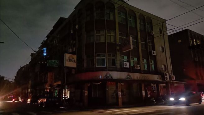 北市社子地區20日晚間發生大停電，近3萬戶受影響。（圖／民眾提供）