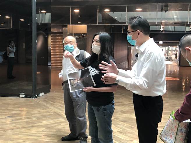 台北市议员应晓薇（中）21日邀集市场处、建管处、消防局等单位会勘台北车站K区地下街的诚品生活店铺，确保消防安全及厂商生计。（张芷瑜摄）
