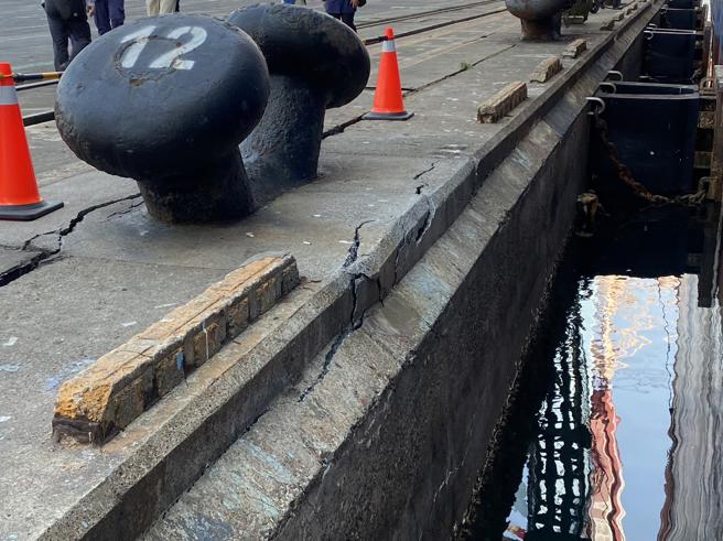 「现代东京轮」撞向了12号繫船柱，造成码头巨大的裂缝。(高雄港务分公司提供)
