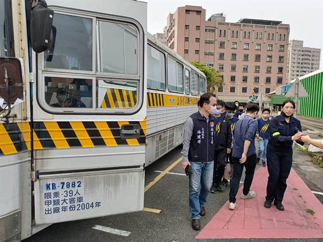 交通部公路总局新竹区监理所桃园监理站结合桃园警察分局及桃园市交通警察大队及共同办理「内轮差及视野死角实景展演」。（警方提供）