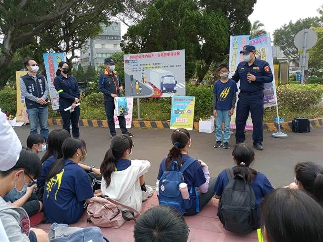 交通部公路总局新竹区监理所桃园监理站结合桃园警察分局及桃园市交通警察大队及共同办理「内轮差及视野死角实景展演」。（警方提供）