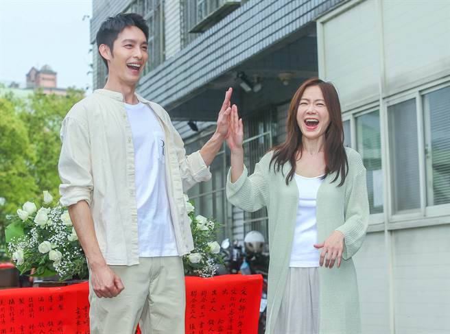 曹佑寧（左）和尹馨一同出席开镜仪式，两人合作鬼片《蝴蝶大厦》。（粘耿豪摄）