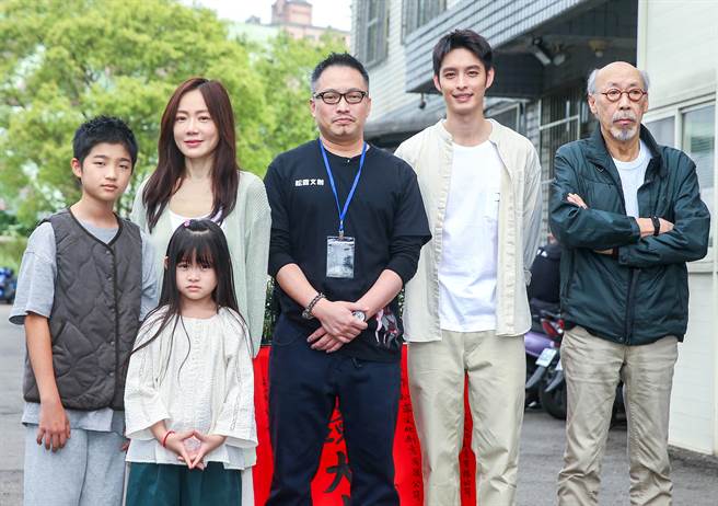 导演钱人豪（右三）率领主演们出席开镜仪式，祈求拍摄平安。（粘耿豪摄）