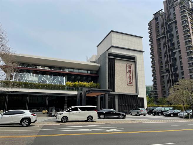 民进党主席赖清德21日到台中参加活动，并利用空檔与英系议员会面，呼吁要团结拚胜选。(林欣仪摄)