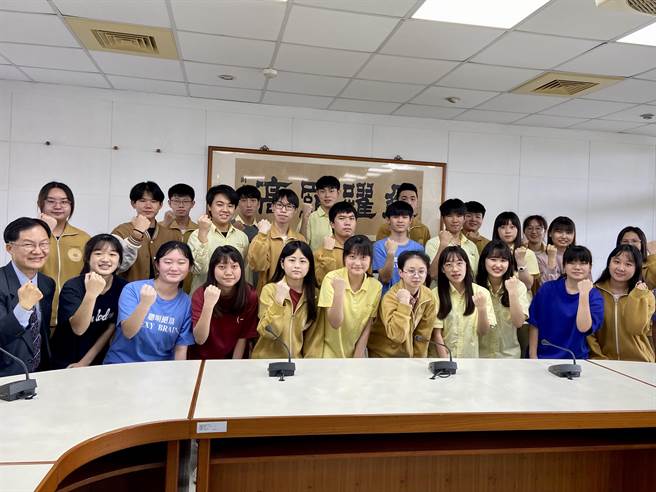 宜蘭國立羅東高中大學繁星推薦27位同學通過篩選、錄取，成績亮眼。（吳佩蓉攝）