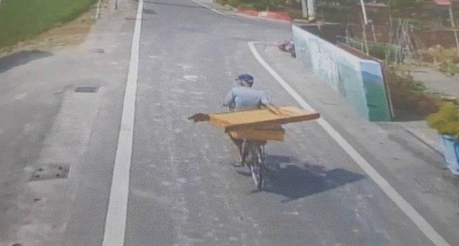 65岁许姓街友遭控偷东西，但他辩称是在捡回收，不过讯后仍被依窃盗罪嫌送办。（警方提供／谢佳潾屏东传真）