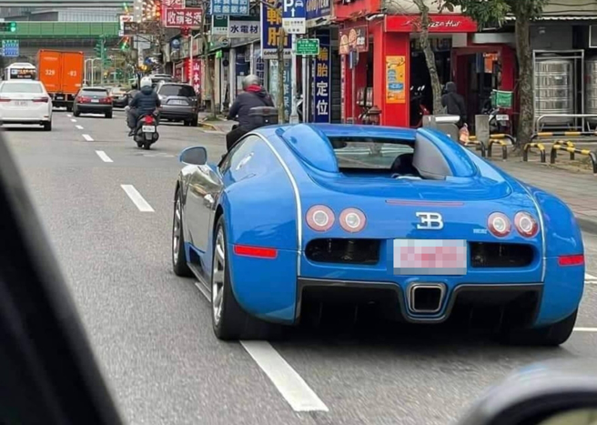 原爆料者近日坦承资讯错误，更正称bugatti veyron从未领过牌照，也未取得安全审验合格证明，若上路将被销毁。（翻摄自翻摄自「翻转大台北交通违规2.0」）