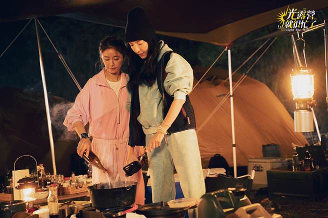 林心如（左）分享节目契机，是想看「光小姐」们一起在野地生活，右为杨谨华。（TVBS提供）