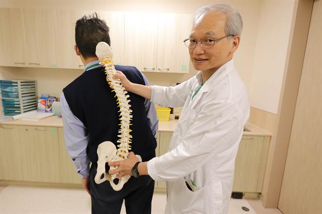 65岁张伯伯脊椎退化侧弯30度痛到无法行走，幸接受导航微创手术治疗后大幅好转。（亚大附医提供／潘虹恩台中传真）