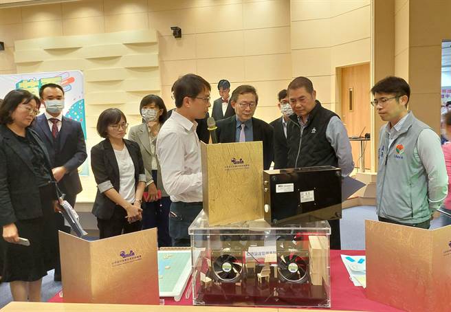 苗栗县长锺东锦聆听各获奖选手作品展示。（苗栗县政府提供／李京升苗栗传真）