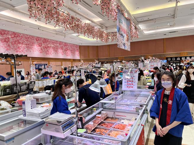 SOGO忠孝馆「春樱盛开北海道展」即日起至4月5日登场，预计16天业绩可破4500万元，较去年成长20％。（吴奕萱摄）