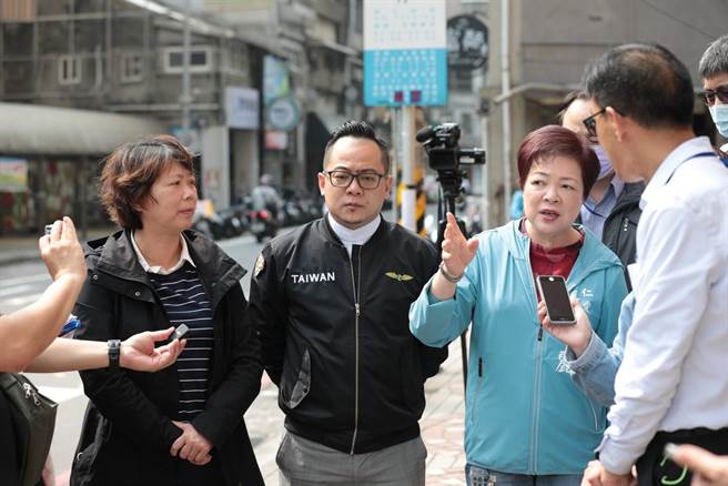 基隆市议长童子玮（中）、市议员郑文婷（左）、张芳丽（右）共同举行会勘，决定涂销仁爱国小对面停车格，改为家长接送区，平日将禁止停车。（童子玮服务处提供／张志康基隆传真）