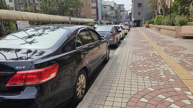 基隆市仁爱国小对面的10个停车格将涂销，并画上禁止停车的红线，改为家长接送区。（童子玮服务处提供／张志康基隆传真）