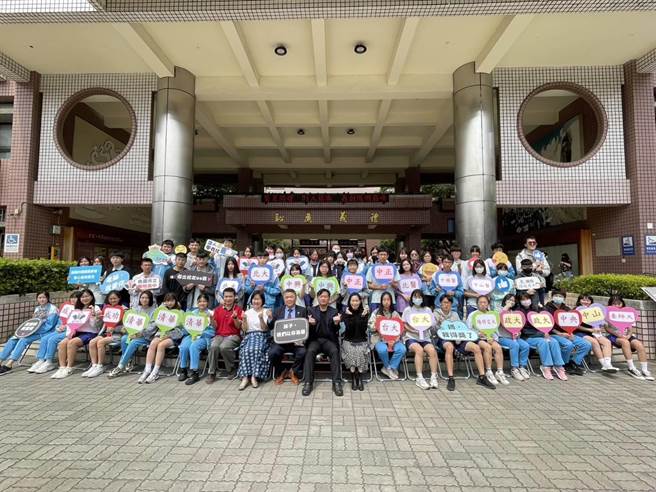 桃园市阳明高中今年繁星放榜，其中学生黄资颖3年前在国中好友考上武陵高中后。（校方提供）