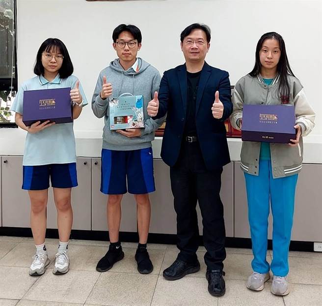 桃园市阳明高中学生繁星录取台大的学生黄资颖（左一）、 杨振威（左二）、黄聿瑄（右一）和校长林裕丰合照。（赖佑维摄）