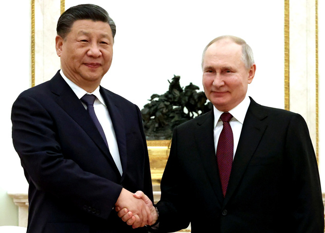 21日中国大陆国家主席习近平访问俄罗斯第二天，俄罗斯官媒报导，习近平邀请普丁访问中国大陆。图为普丁20日在克里姆林宫接待习近平。（资料照／美联社）
