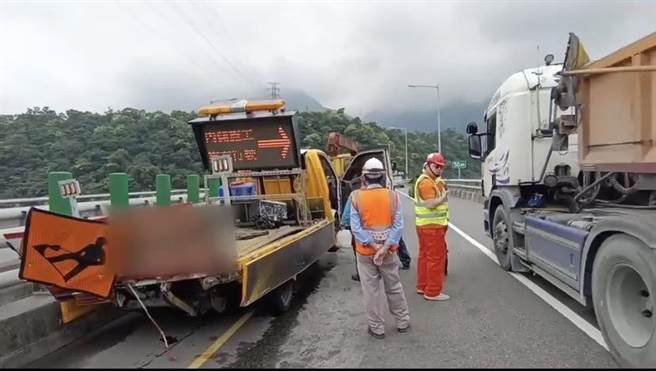 遭撞击的施工车辆。（宜兰县警察局苏澳分局提供／吴佩蓉宜兰传真）
