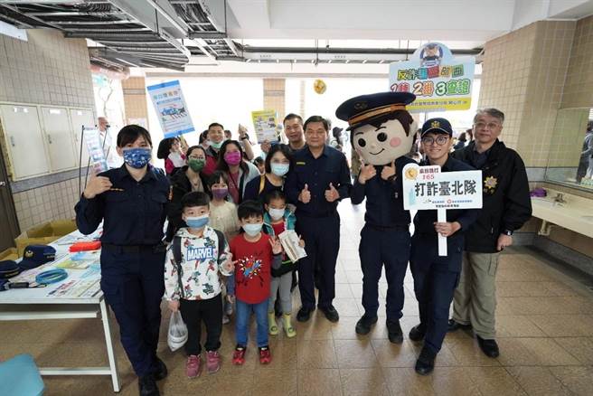 南港分局长王炳睿带队到南港国小，利用校庆举办宣导活动。（翻摄照片／林郁平台北传真）