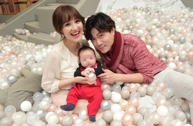 陈家颐和王李中彦婚后育有1子。（图／取自陈家颐脸书）