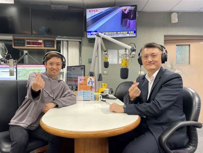 内湖分局长涂国卿亲到警广进行防诈及交通宣导。（翻摄照片／林郁平台北传真）