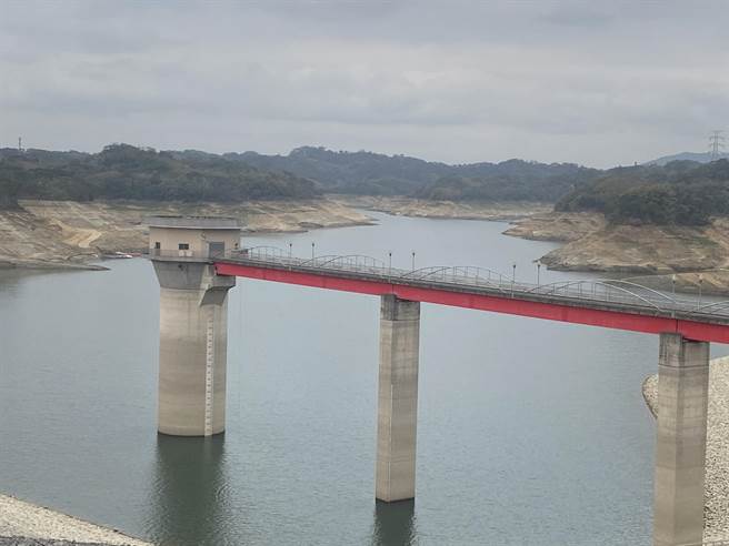 水情堪虑！目前宝二水库虽还有54％的蓄水率，但降水状况不佳，水情堪虑，新竹市政府要提早抗旱。图为过去宝二水库水位大幅下降的状况。（本报资料照片）