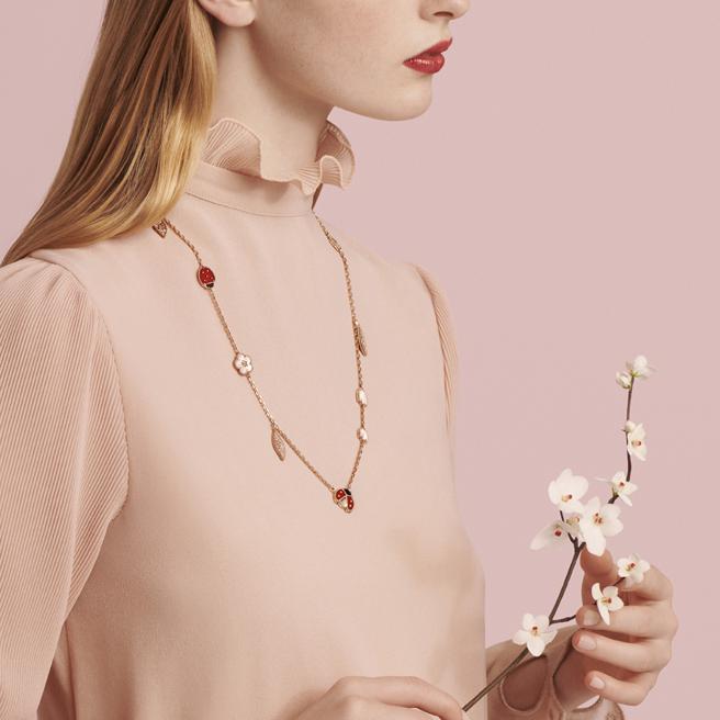 梵克雅宝春季登场的Lucky Spring长项炼，15枚坠饰。（Van Cleef & Arpels提供）